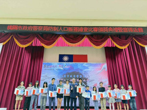 桃園市政府警察局長廖恆裕親自頒獎，現場氣氛溫馨而隆重。