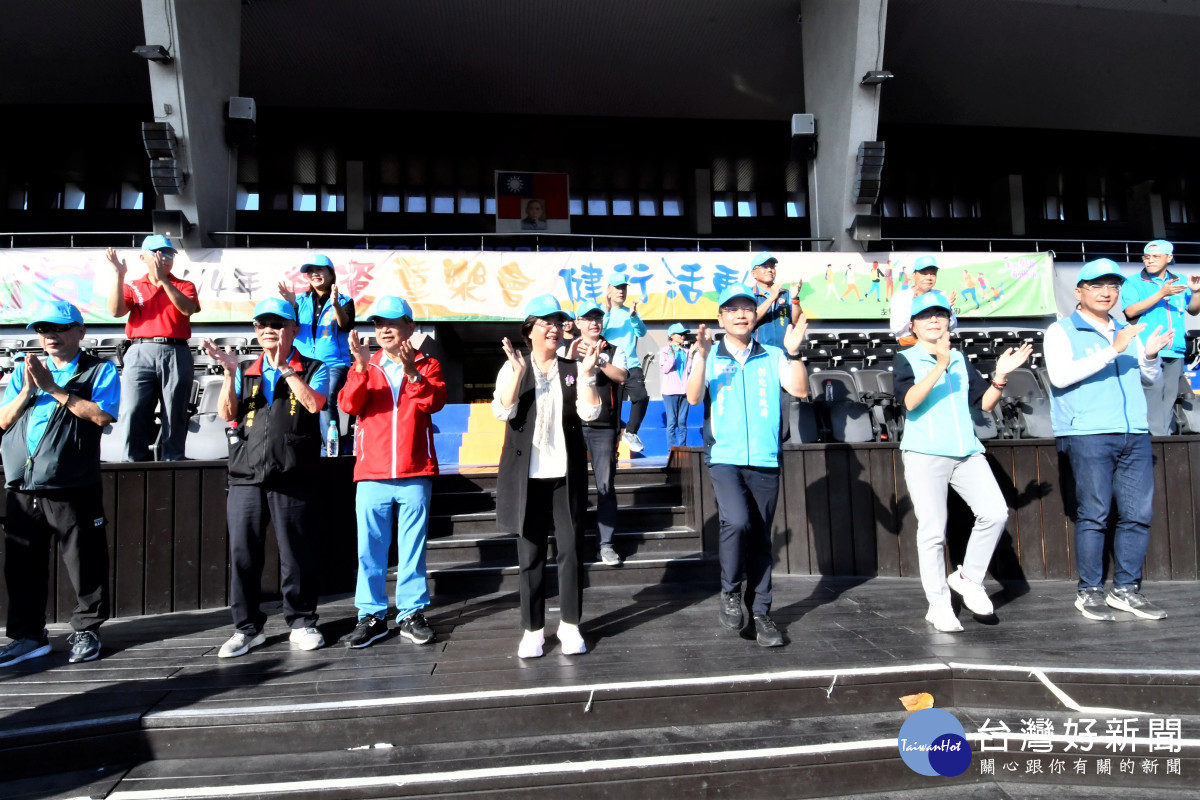 彰化勞資童樂會健行開跑,3,800名勞工與家屬同歡。圖/記者鄧富珍翻攝