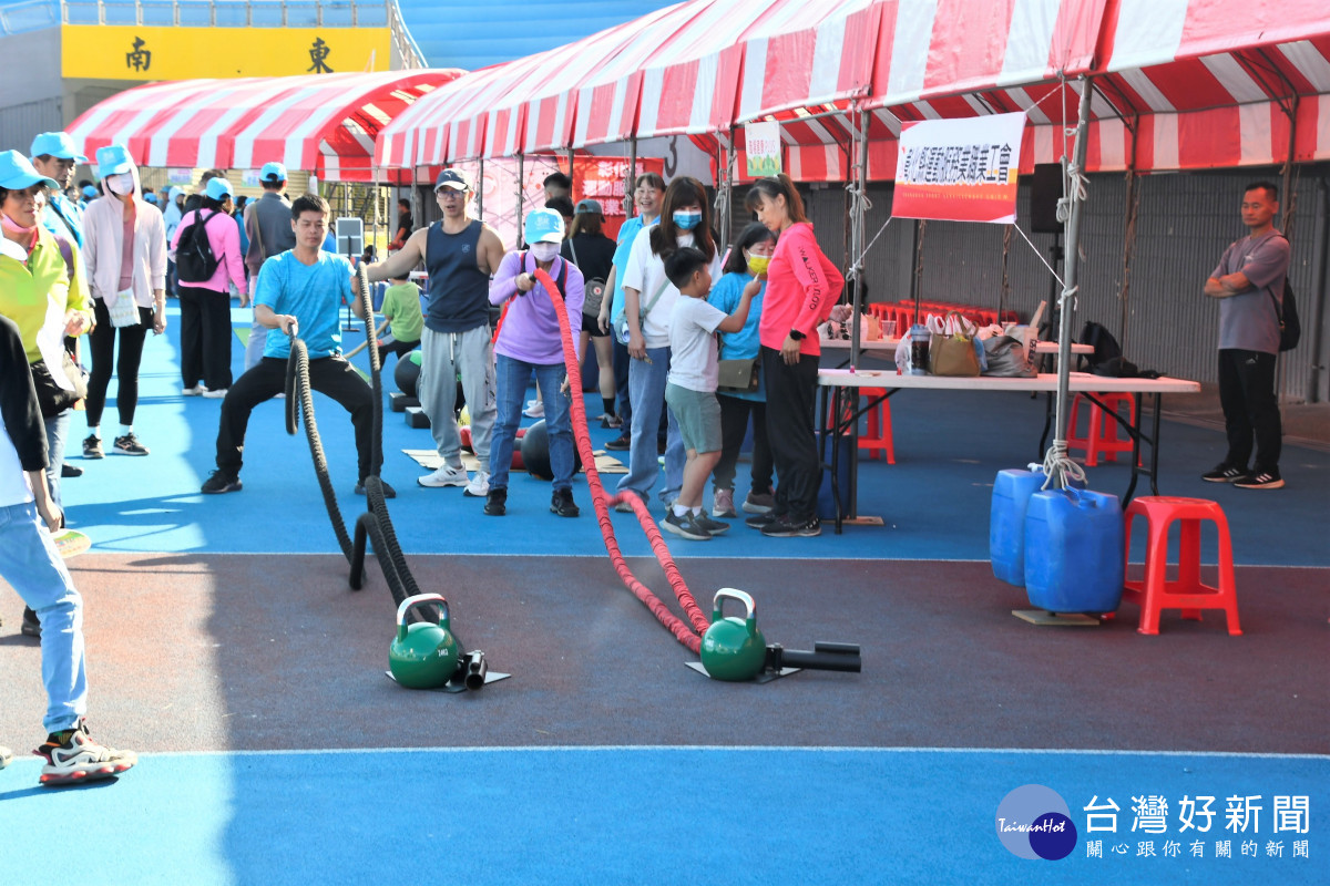 彰化勞資童樂會健行開跑,3,800名勞工與家屬同歡。圖/記者鄧富珍翻攝