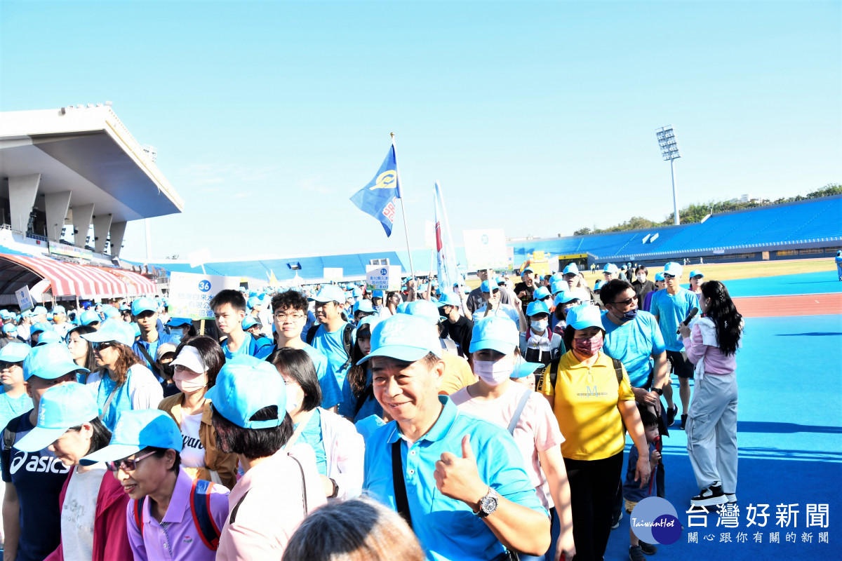 彰化勞資童樂會健行開跑,3,800名勞工與家屬同歡。圖/記者鄧富珍翻攝