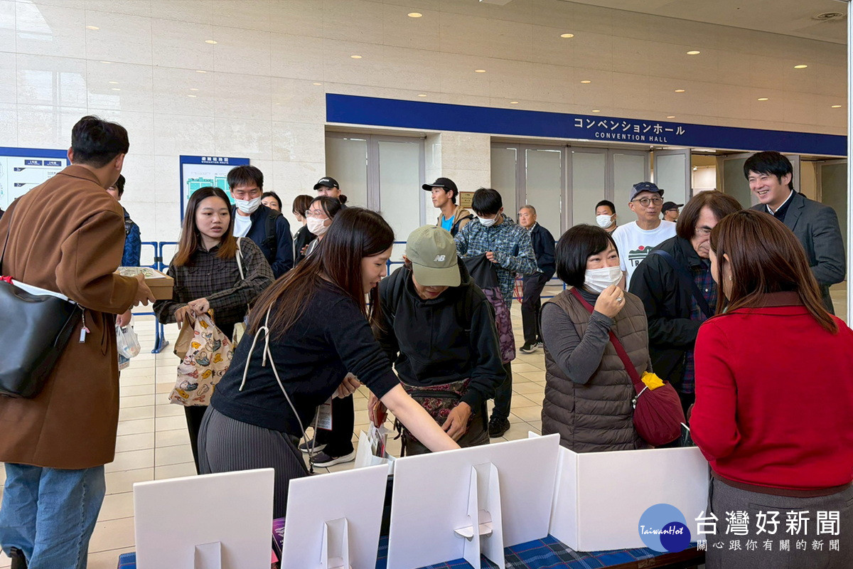 桃市府觀旅局設立「TAOYUAN觀光推廣攤位」吸引許多民眾駐足。
