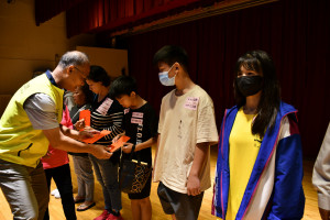 市公所社會課長吳澤生代表林世賢市長逐一發放教育補助費。圖／彰化市公所提供