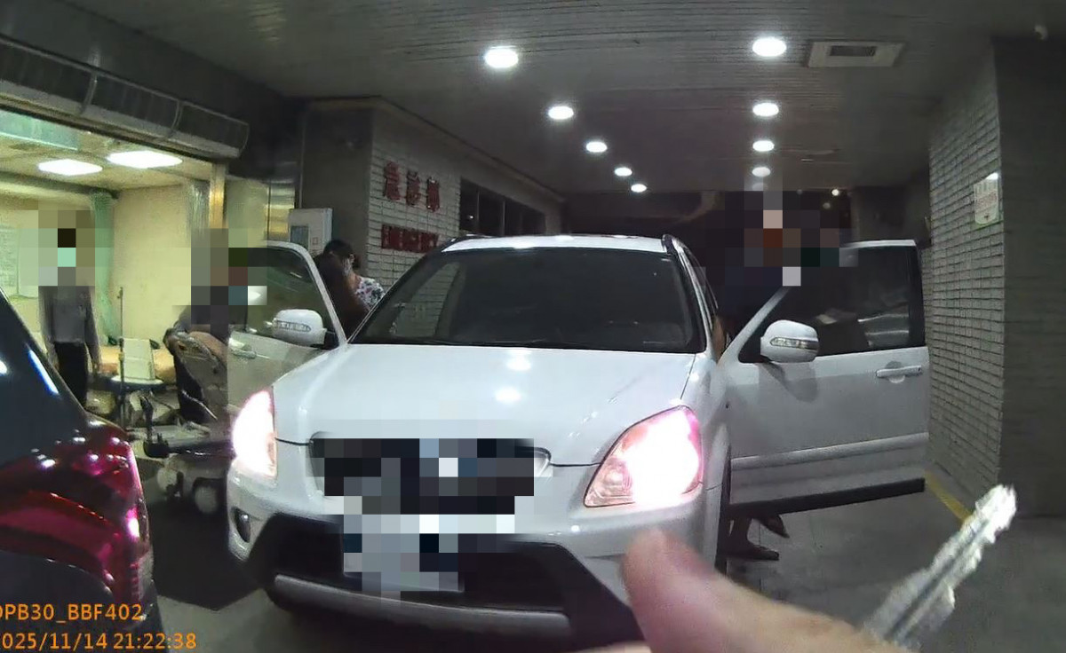 一家三口的緊急旅程,彰警暖心開道助孕婦及時就醫。圖/彰化縣警局提供