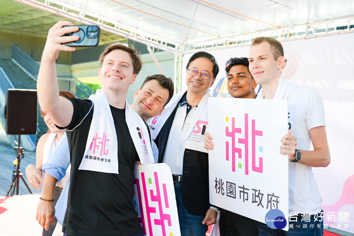 桃園市長張善政與國際學生互動。