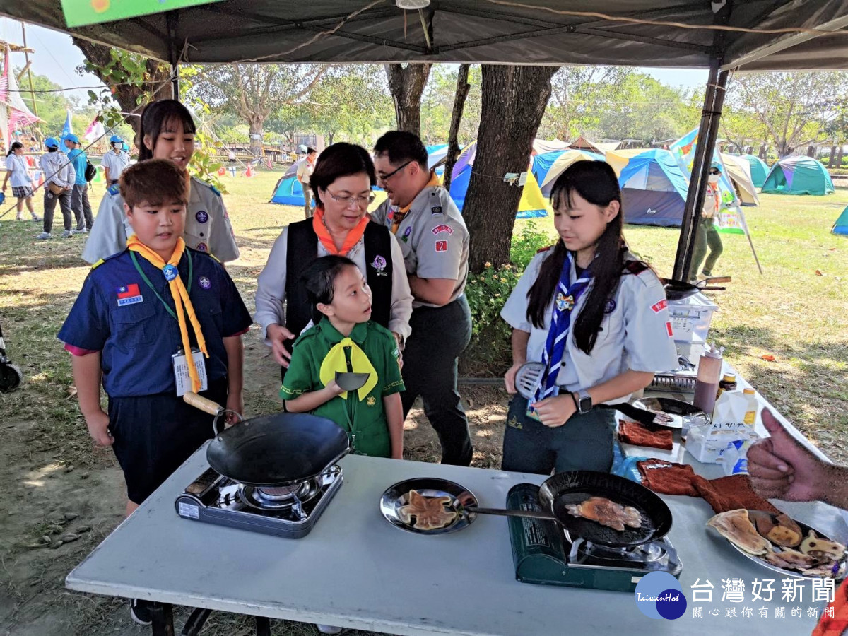彰化縣社區暨各級學校童軍女童軍聯合大露,400人熱情參與展現團隊精神。圖/彰化縣政府提供