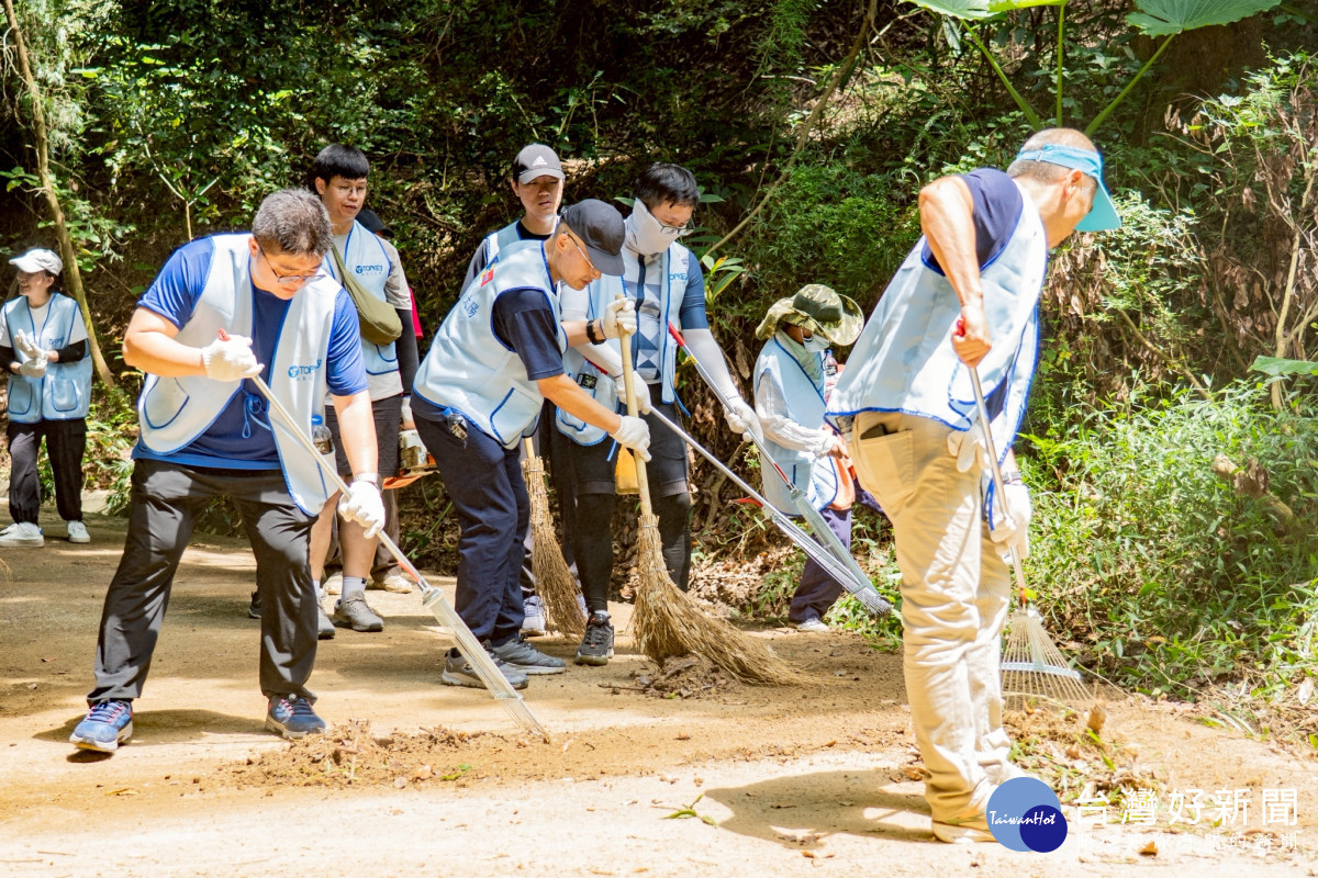 拓凱教育基金會志工至聖愛山莊淨山