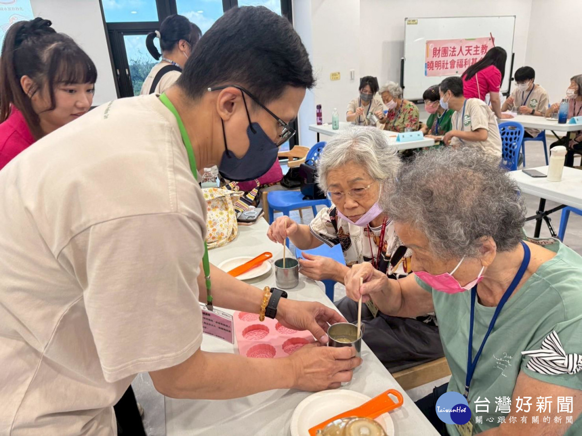 羅布森公司志工至曉明社會福利基金會陪伴長輩