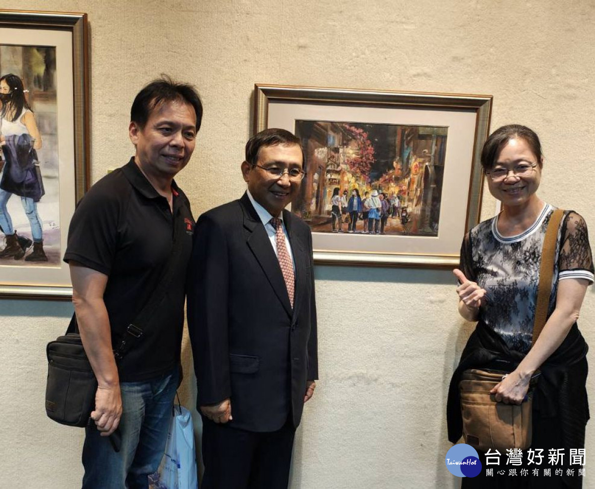 郭綜合醫院郭宗正總裁(中)