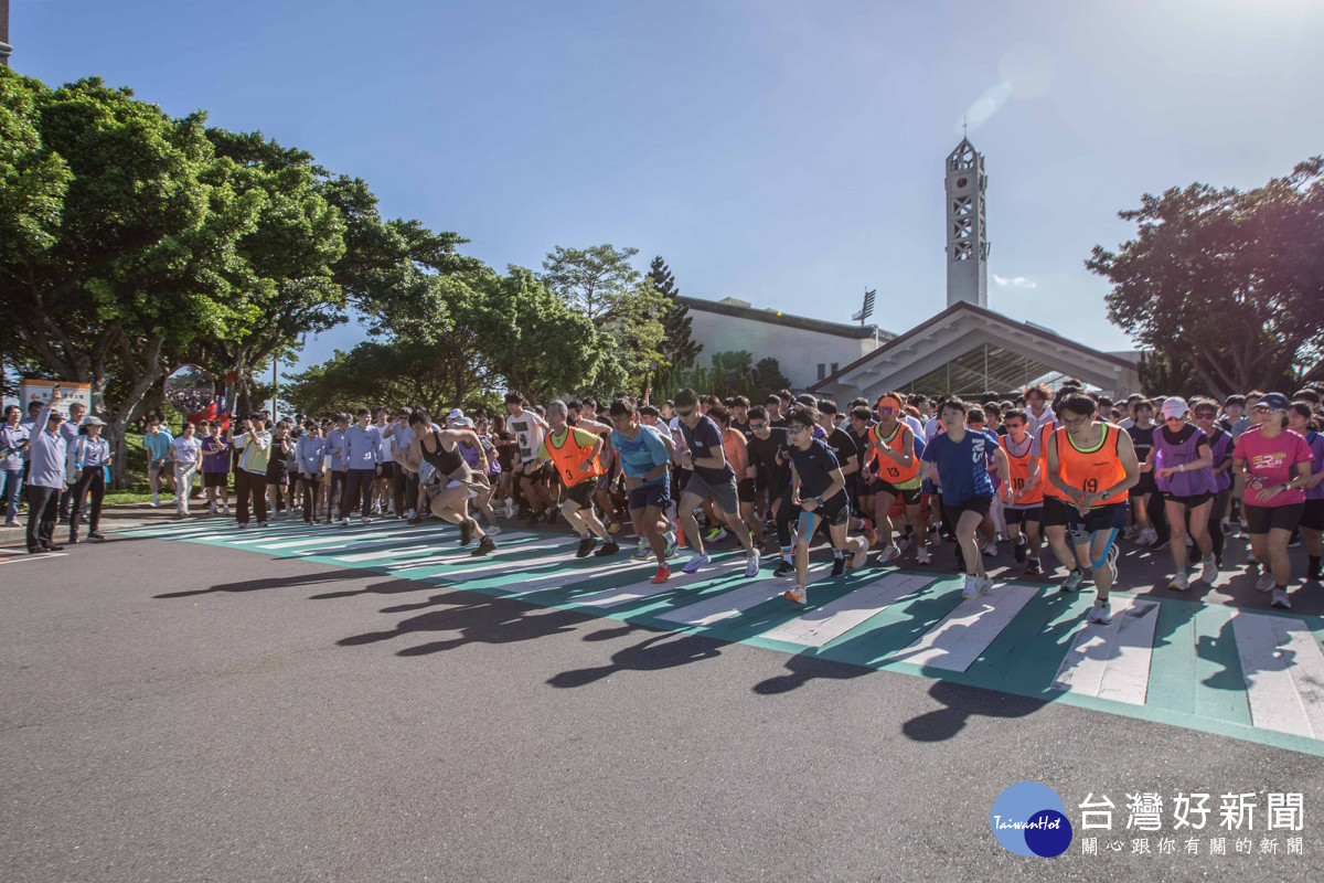 長庚大學校運會路跑獲得熱烈響應，千人一起開跑，場面壯觀