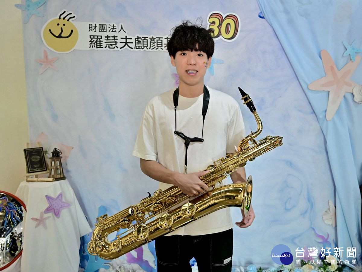 唇腭裂青年邱信嘉演奏薩斯風