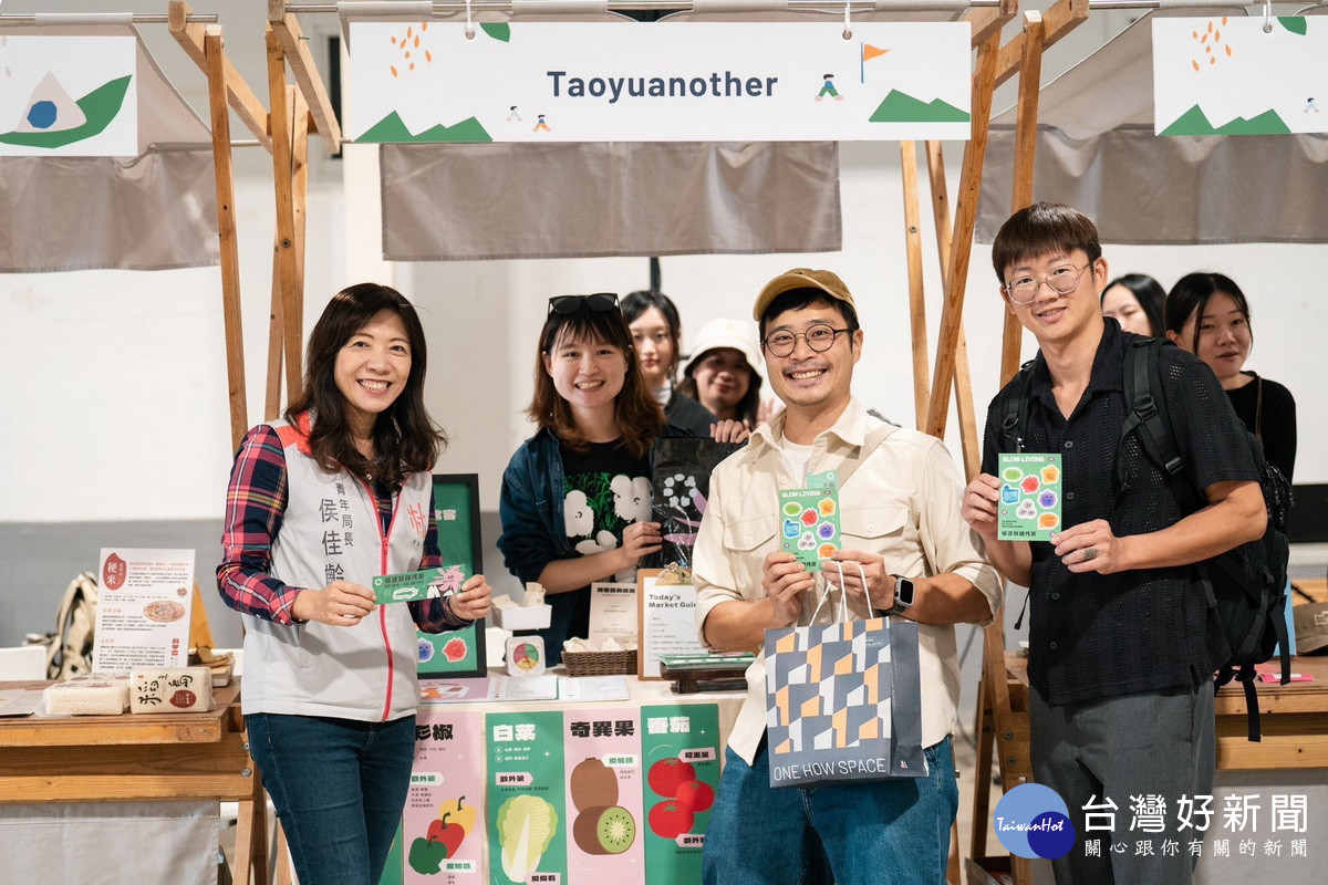 桃市府青年局長侯佳齡與參加展出的行動團隊。