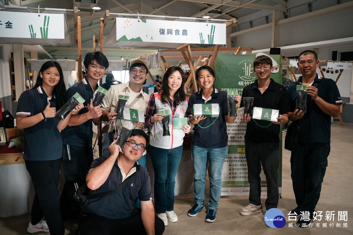 桃市府青年局長侯佳齡與參加展出的行動團隊。