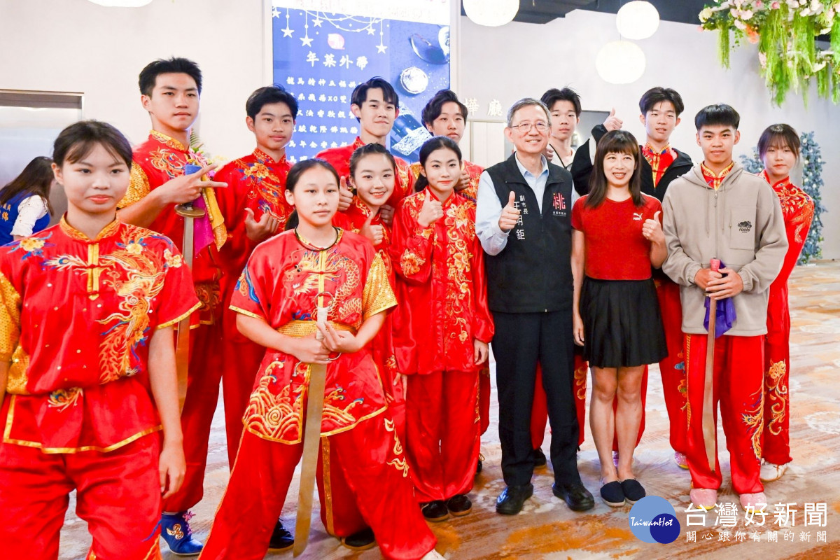 王副市長與表演團隊合影。