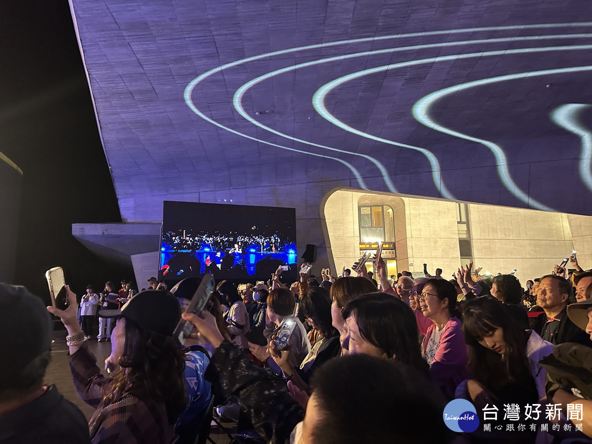 2萬餘觀眾聽得如癡如醉安可不斷。(記者扶小萍攝)<br />