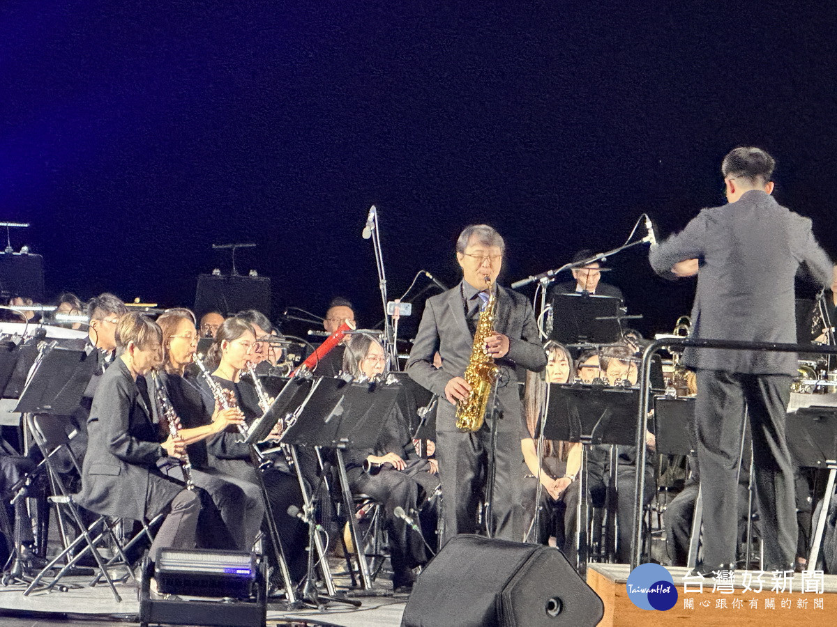 薩克斯風王裕文老師展現精湛完美的技巧。(記者扶小萍攝)<br />
<br />