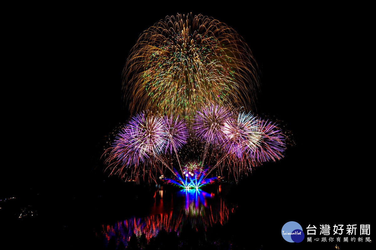 煙火妝點出日月潭璀璨夜空。(日管處提供)<br />