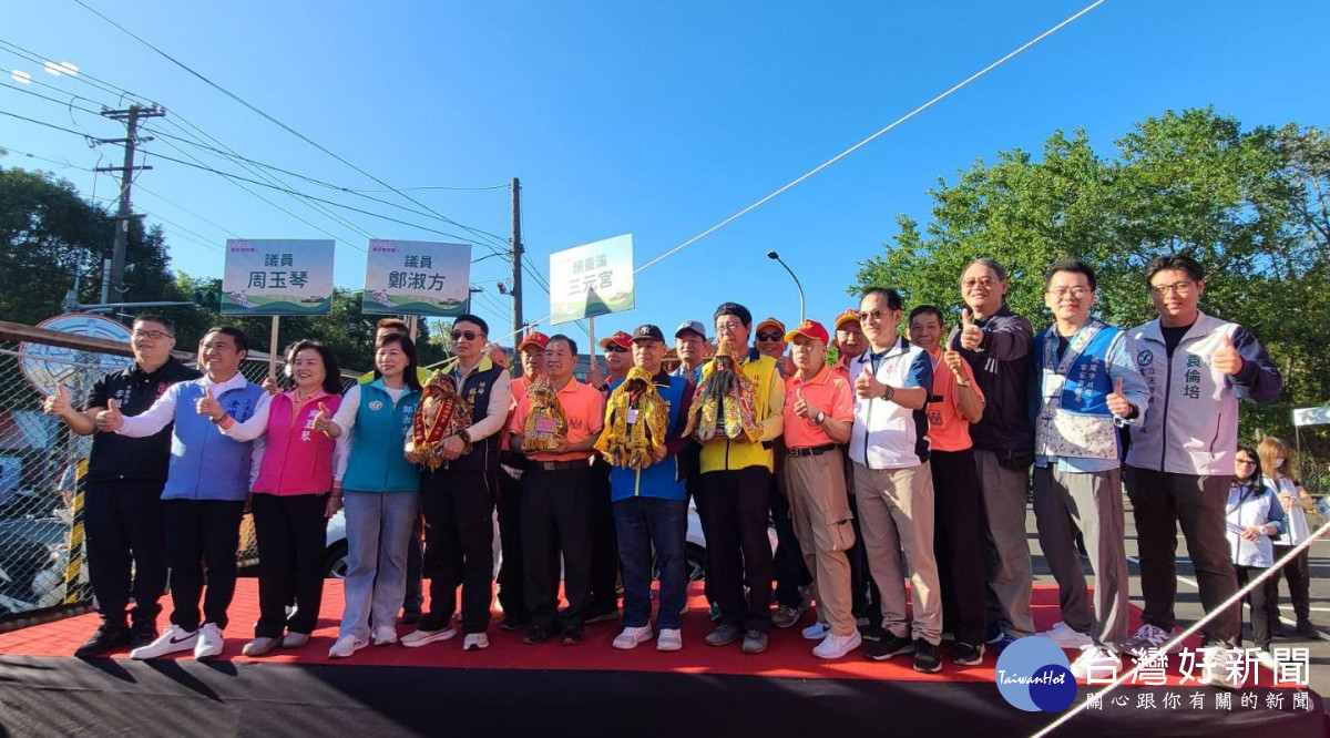 勞動局長李賢祥與貴賓為民眾熱情加油。