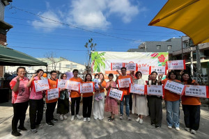 地方團體陪長者出門健行受到肯定。（家庭照顧者關懷協會提供）