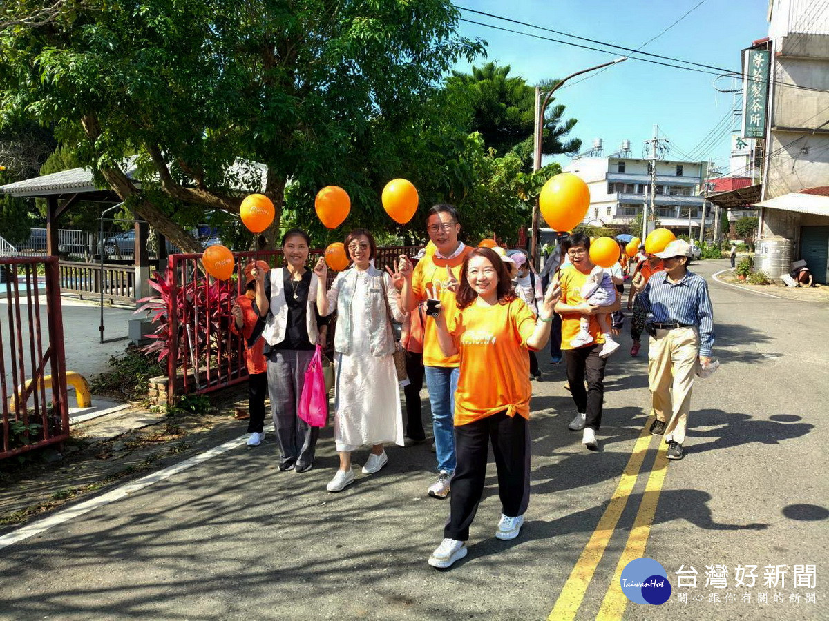 健行活動增強親子及長輩情誼與健康。(家庭照顧者關懷協會提供)