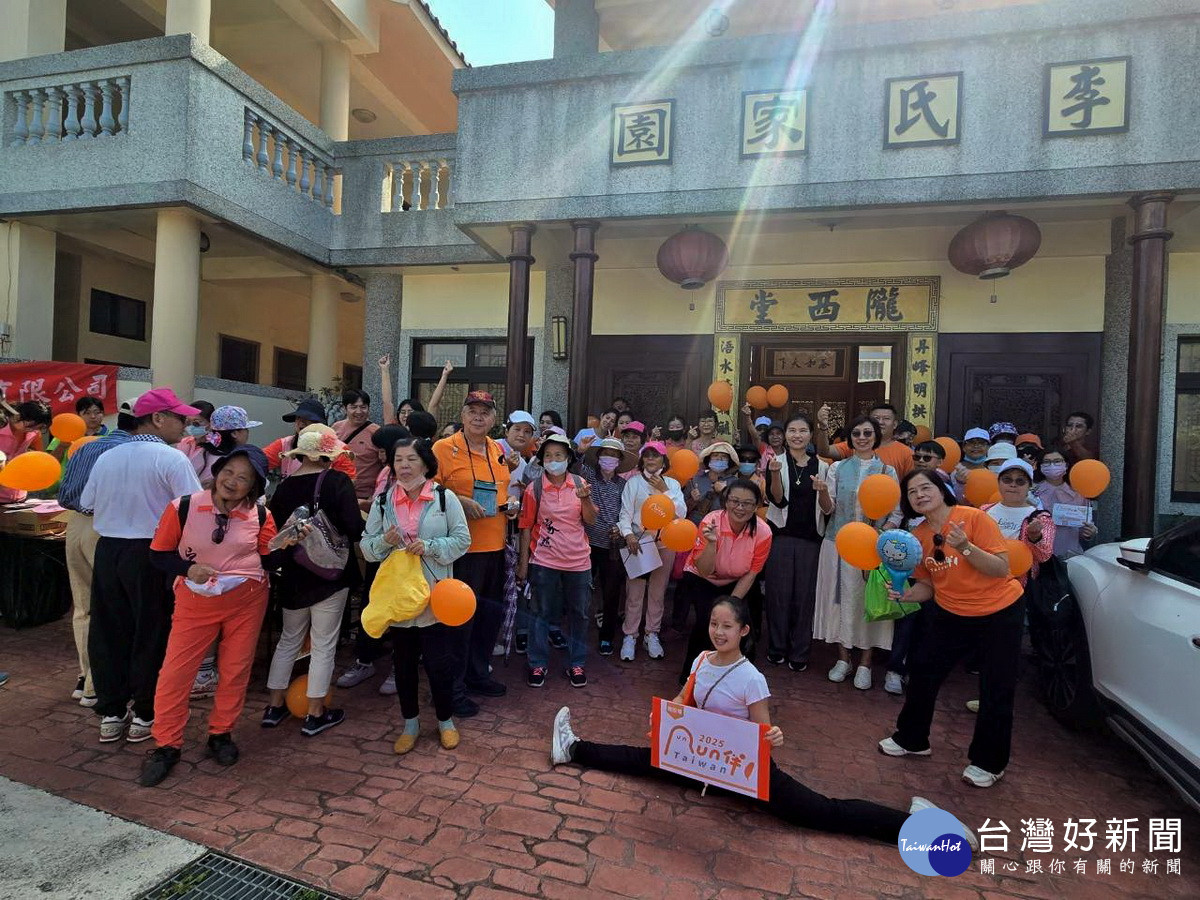 大家步行到友善站點身心愉快。(家庭照顧者關懷協會提供)