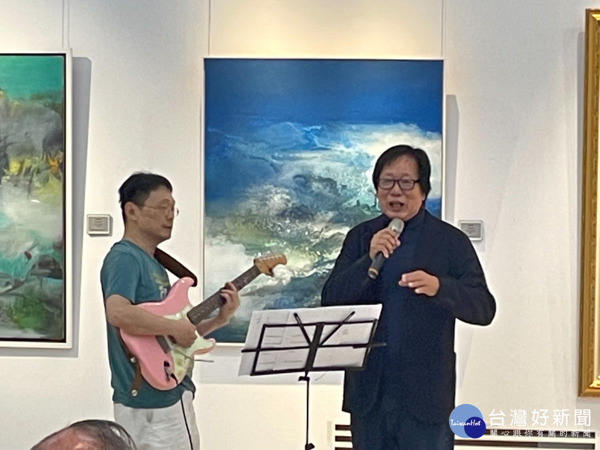 在手工電吉他鄺老師伴奏下黃意會兩人合唱橄欖樹與不要告別。