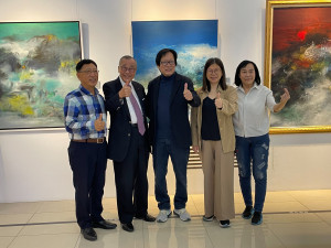 總統府前資政廖了以(左2)及國美館長陳陳貺怡(右2)等貴賓出席畫展開幕儀式。