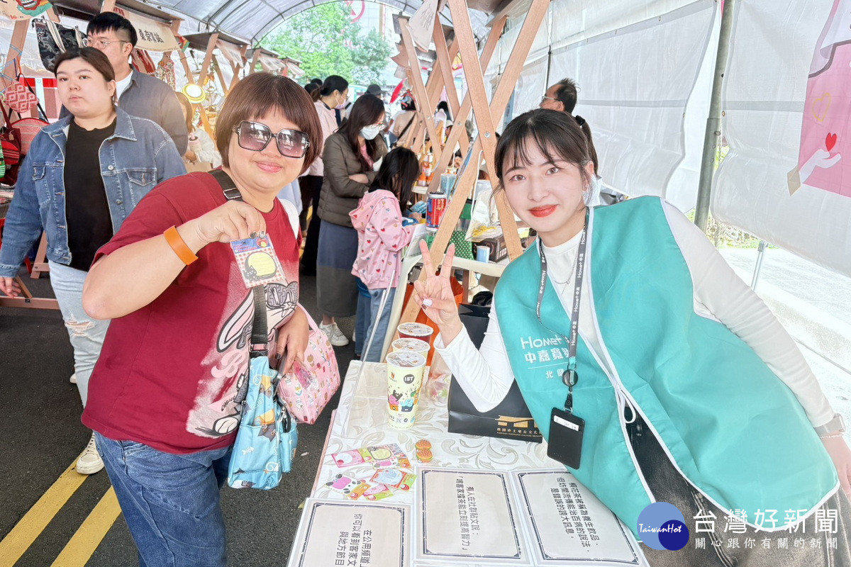 挑戰完成小遊戲和錄製影片後,民眾開心拿著小禮物合影留念。<br />