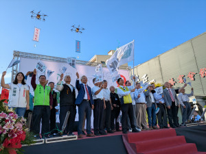 林世賢市長揮舞大旗無人機同時升空造勢。圖／記者鄧富珍翻攝