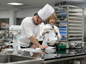 雷諾特廚藝學院曾獲「法國最佳工匠MOF」講師 Pierre-Henri Roullard示範甜點製作。