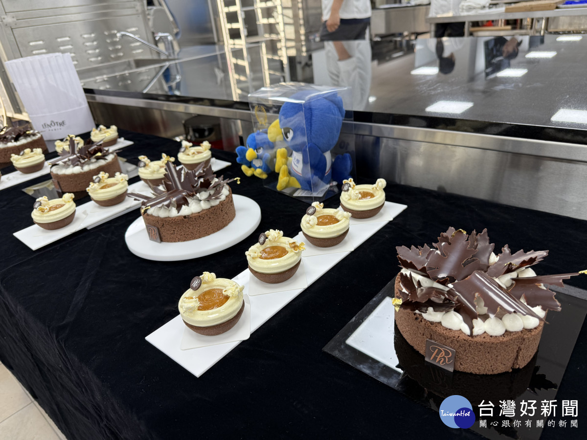 曾獲「法國最佳工匠MOF」講師 Pierre-Henri Roullard示範的甜點巧克力香草爆米花塔、黑森林蛋糕。