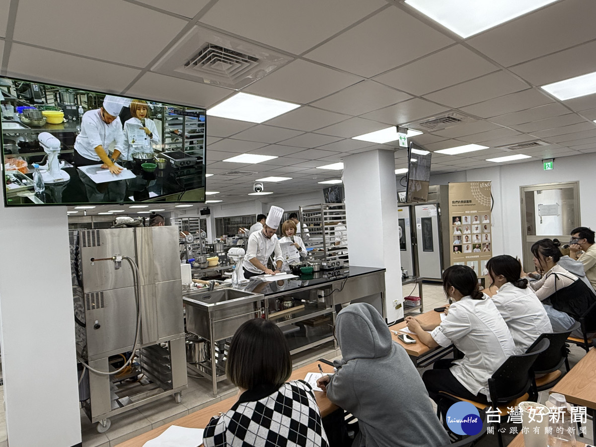 弘光科大學生仔細聆聽法國雷諾特廚藝學院大師授課。