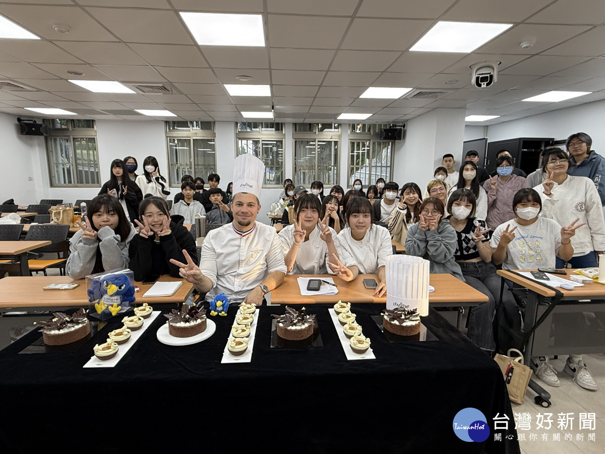 雷諾特廚藝學院講師 Pierre-Henri Roullard和上示範課程弘光科大學生合影。