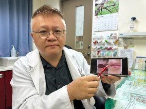 外科醫師陳明澤表示，為加速組織修復，採用「PRP（自體血小板血漿）增生療法」，利用濃縮血小板中的生長因子促進傷口癒合。