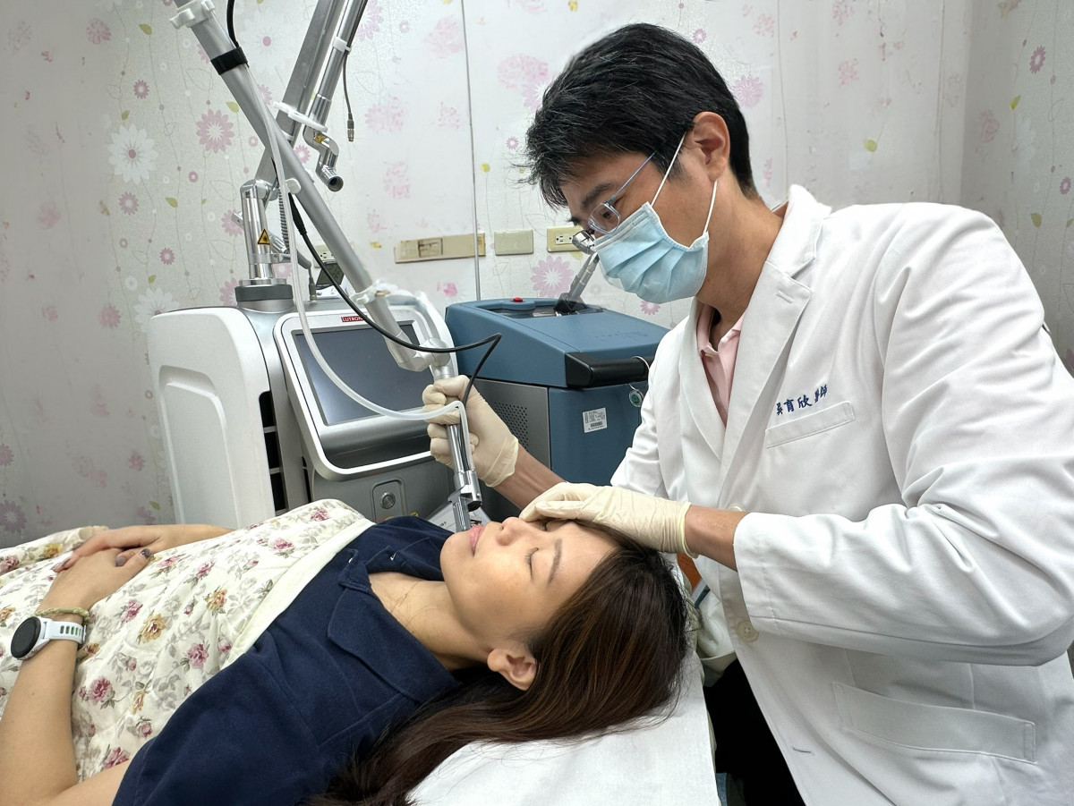 皮膚科主任吳育欣表示,臉部咬傷後常留下嚴重的不規則疤痕及色素沉澱,為患者安排肉毒桿菌素注射及雷射治療,並搭配使用抗疤凝膠。