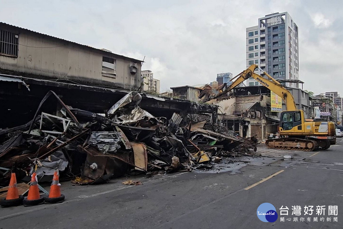 桃園區南門市場11/17上午7時起進行災損拆除工作。