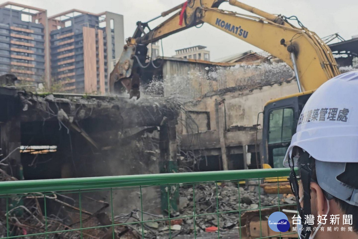 桃園區南門市場11/17上午7時起進行災損拆除工作。