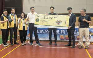 台灣運彩公會理事長何昱奇兌現「全民普發現金一萬元」愛心承諾，捐贈臺中市立向上國中三年總額新台幣200萬元，今給出第一年的一百萬元捐款。