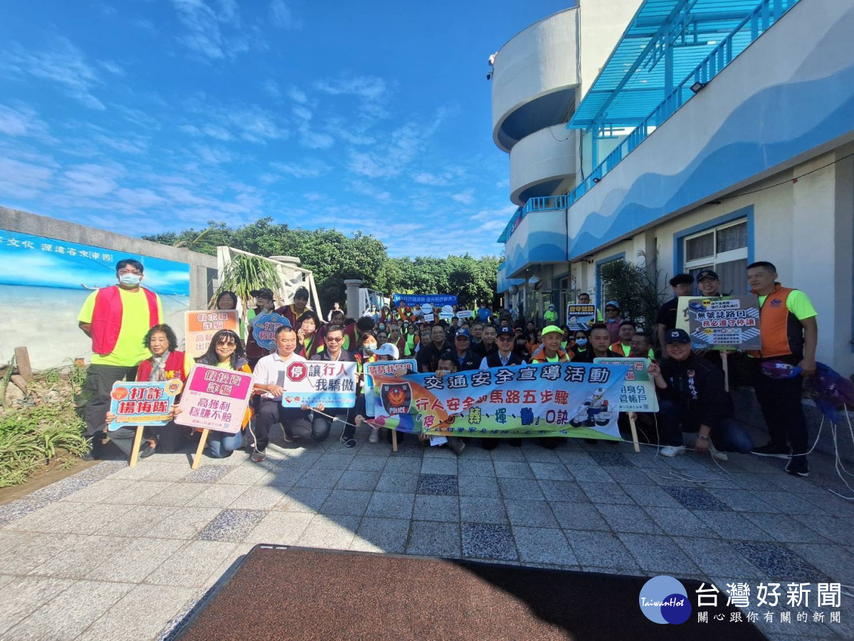 楊梅分局積極走入社區,推廣交通安全與反詐騙觀念。<br />