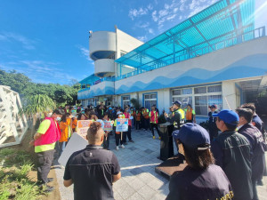 楊梅分局積極走入社區，推廣交通安全與反詐騙觀念。