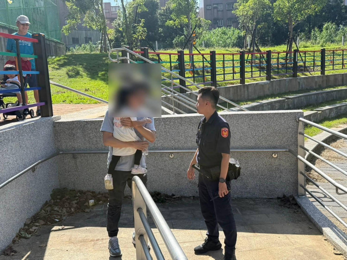 3歲女童民俗公園迷途,平鎮警助回父親懷抱。