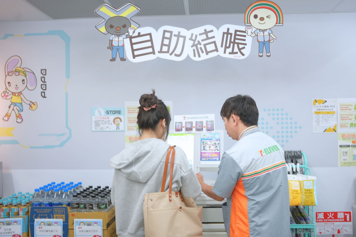 營運首日,7-ELEVEN X-STORE 9 店長貼心為學子說明自動結帳服務。<br />
<br />