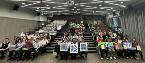 縣府代理秘書長簡青松與授獎單位代表合影。（記者扶小萍攝）