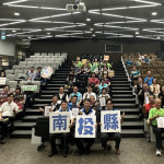 縣府代理秘書長簡青松與授獎單位代表合影。（記者扶小萍攝）