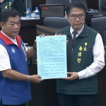 台南市議員盧崑福（左）趁總質詢時遞交民眾檢舉函給台南市長黃偉哲（右），要求政風、法制等單位嚴懲不法。
