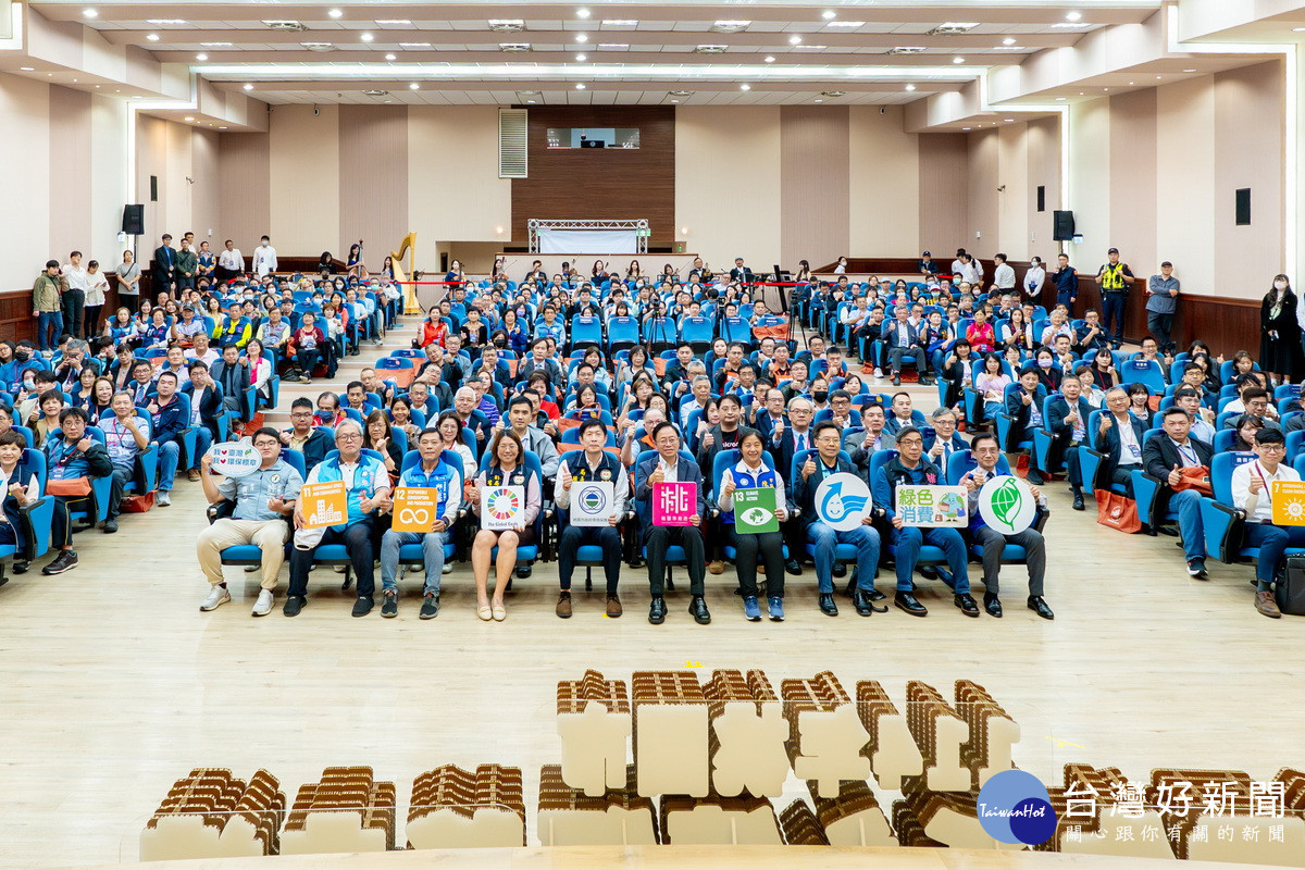 桃園市長張善出席「114年桃園市淨零生活永續頒獎典禮」大合照。