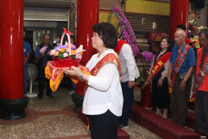 嘉義市王靈宮五顯帝廟舉辦「五顯大帝聖誕千秋祝壽大典」，嘉義市長黃敏惠擔任主典官上香祝壽／嘉義市府提供