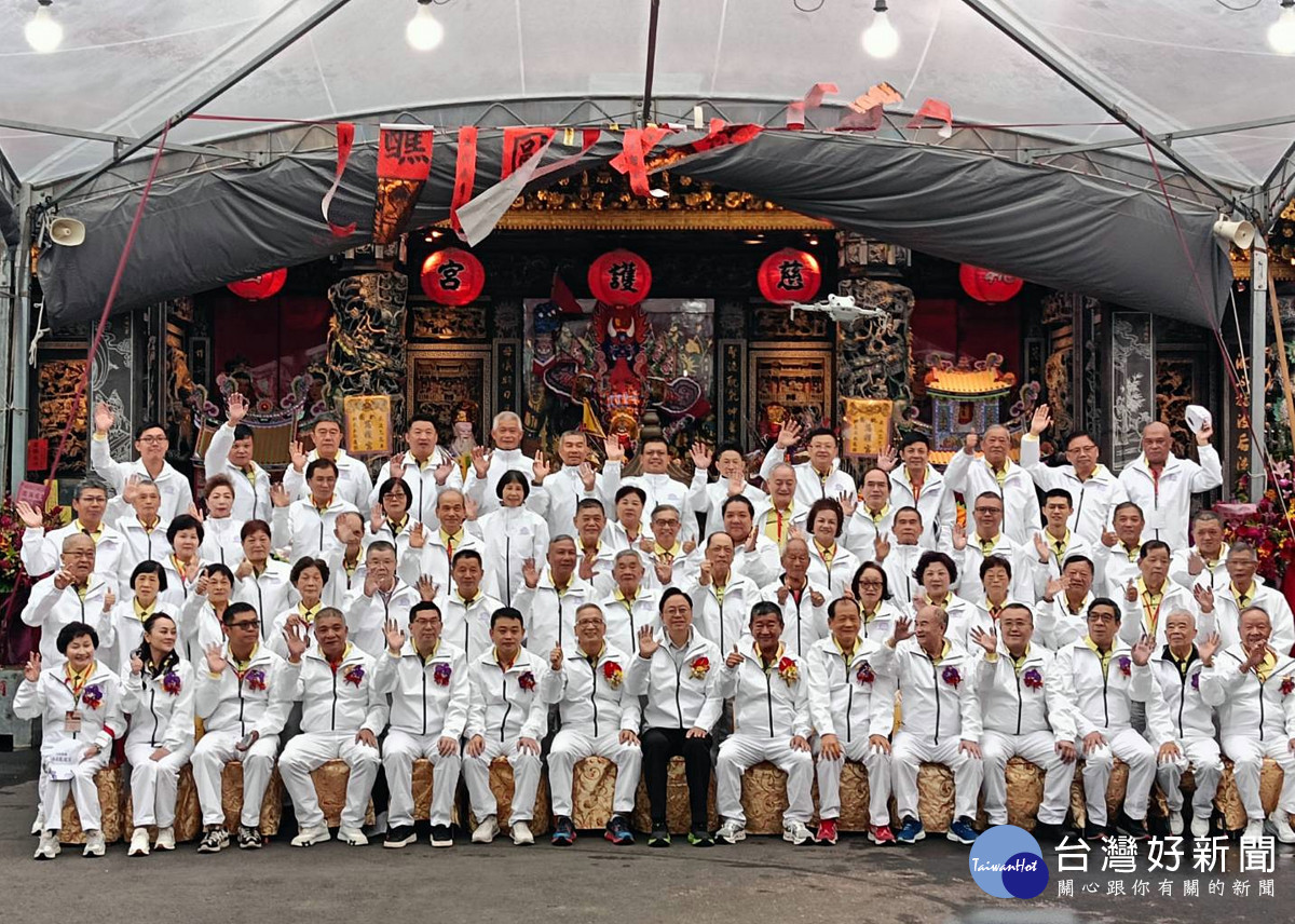 桃園市長張善政參加慈護宮「酬恩五朝圓醮」 上香祈求媽祖庇佑萬民(張善政市長與管委會理監事們合影)