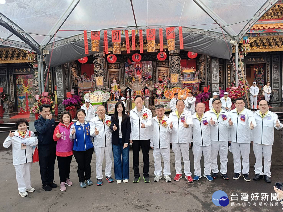 桃園市長張善政參加慈護宮「酬恩五朝圓醮」活動張善政市長和與會貴賓合影