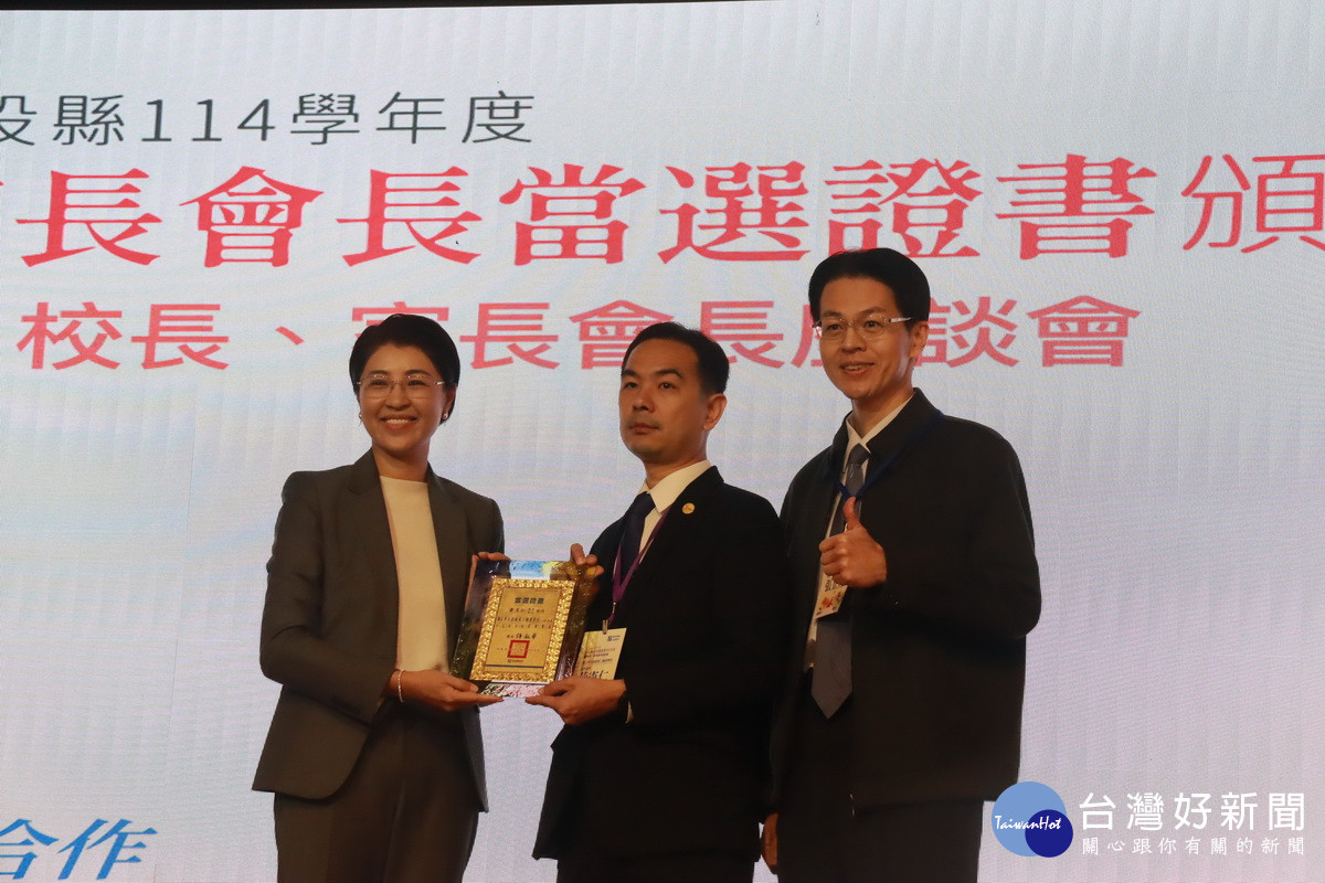 各校校長多陪同會長領取證書。(記者扶小萍攝)