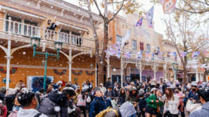 冬季限定園區街道上紛飛的雪花帶來濃厚過節氛圍，吸引大批遊客駐足拍照。